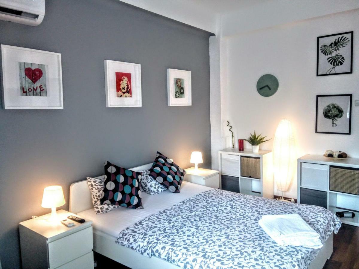 Central Bright Modern Studio Bucarest Extérieur photo